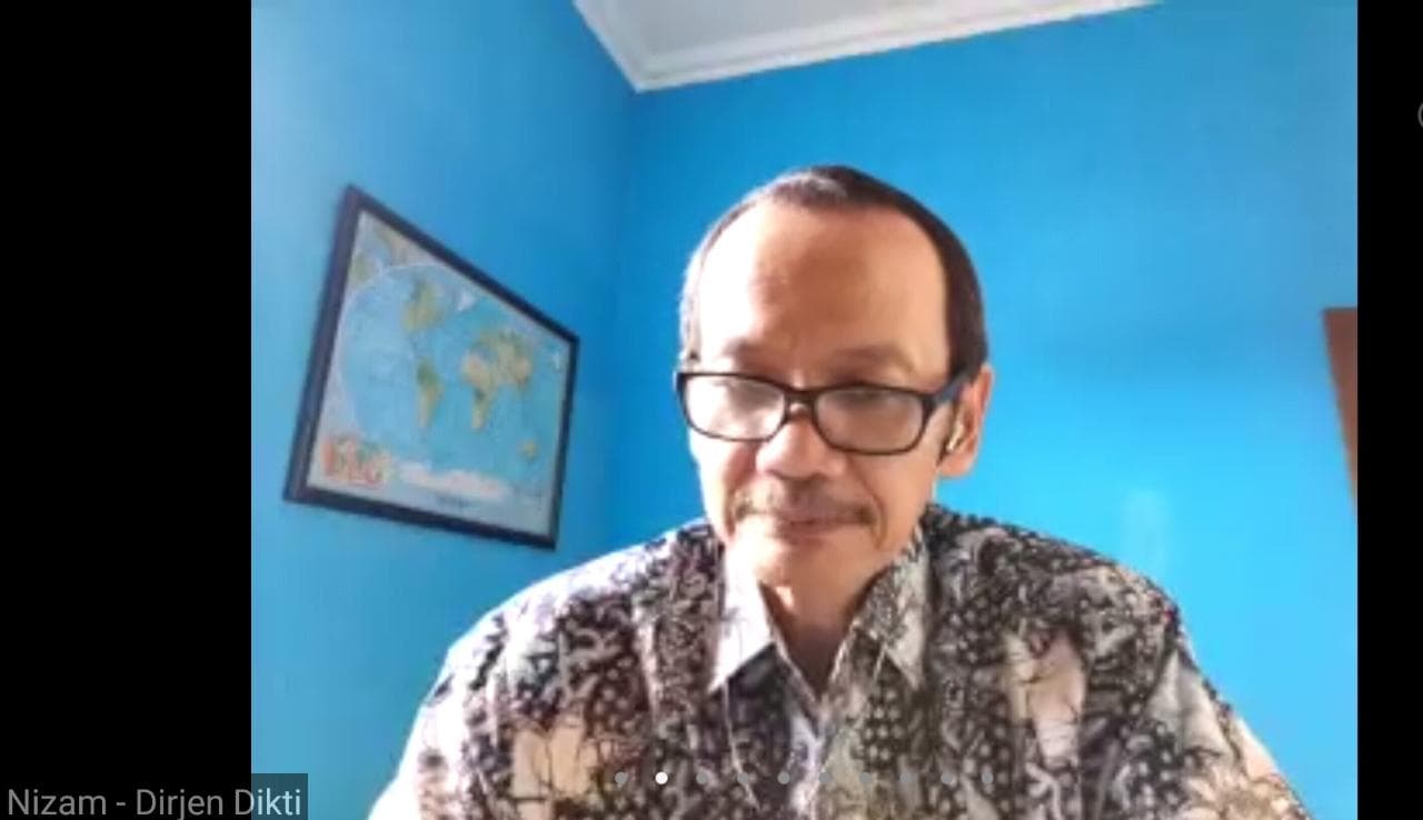 Kemdikbud Serahkan Hibah APD untuk RS PTN dan Relawan