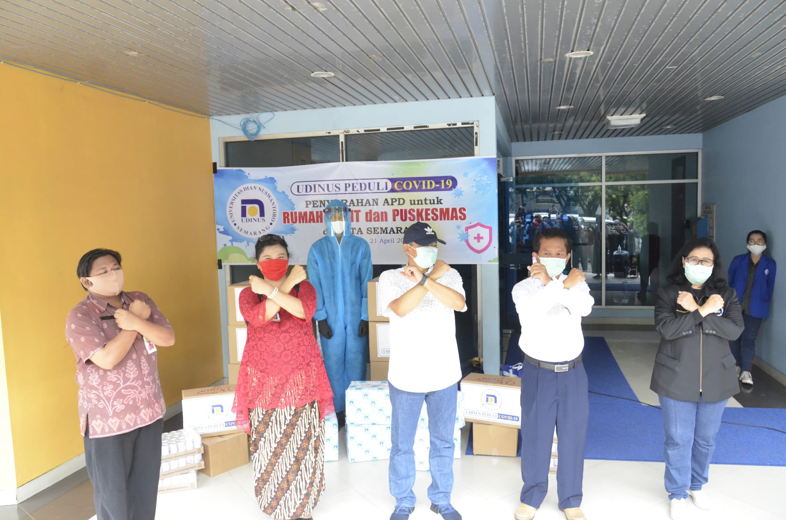 PEDULI COVID-19, UDINUS SERAHKAN BANTUAN KE RSUD KRMT WONGSONEGORO DAN RSU WILLIAM BOOTH SEMARANG