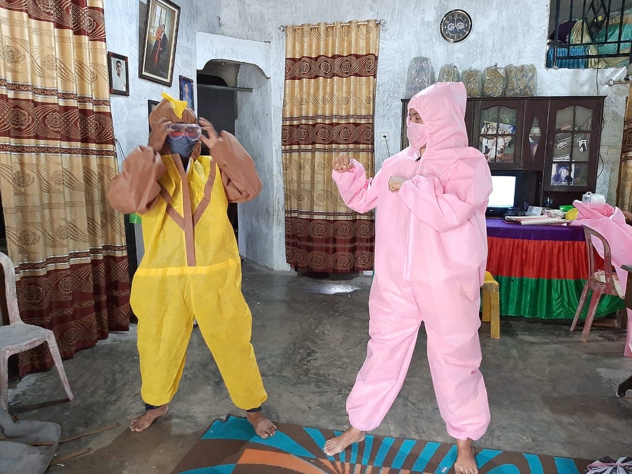 VIRAL, DOSEN DARI SUMBAR INI BIKIN BAJU APD KREATIF BERTEMA SUPERHERO DAN MONSTER