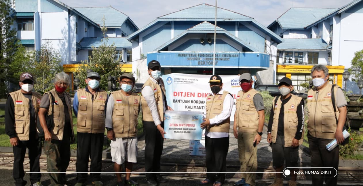 Peduli Bencana Banjir Kalsel, Ditjen Dikti Salurkan Puluhan Koli Bantuan