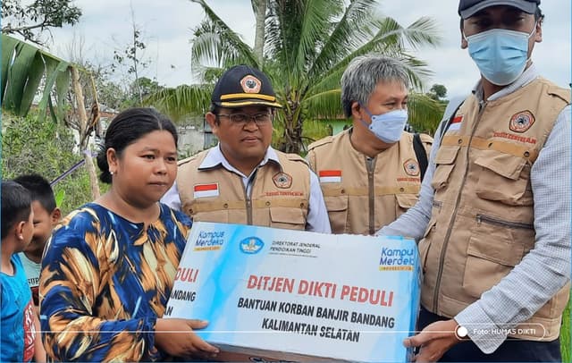 Peduli Bencana Banjir Kalsel, Ditjen Dikti Salurkan Puluhan Koli Bantuan