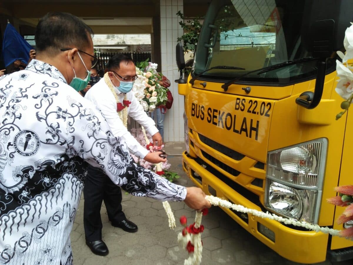 Universitas PGRI Palembang Terima Bantuan Satu Unit Bus dari Kemenhub