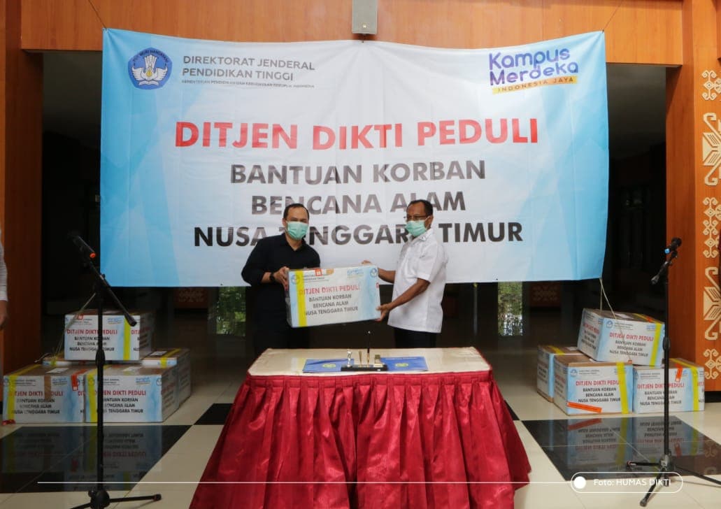 Dokumentasi: Penyerahan Bantuan Ditjen Dikti Peduli Bencana Alam Kepada Perguruan Tinggi di NTT