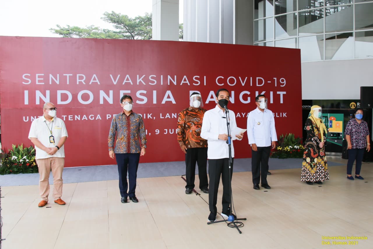 PRESIDEN RI JOKO WIDODO KUNJUNGI UNIVERSITAS INDONESIA TINJAU PELAKSANAAN VAKSINASI DI RSUI