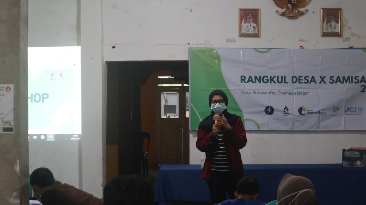 BEM FEMA dan BEM SB IPB University Dampingi UMKM di Desa Sukawening Manfaatkan Digital Marketing