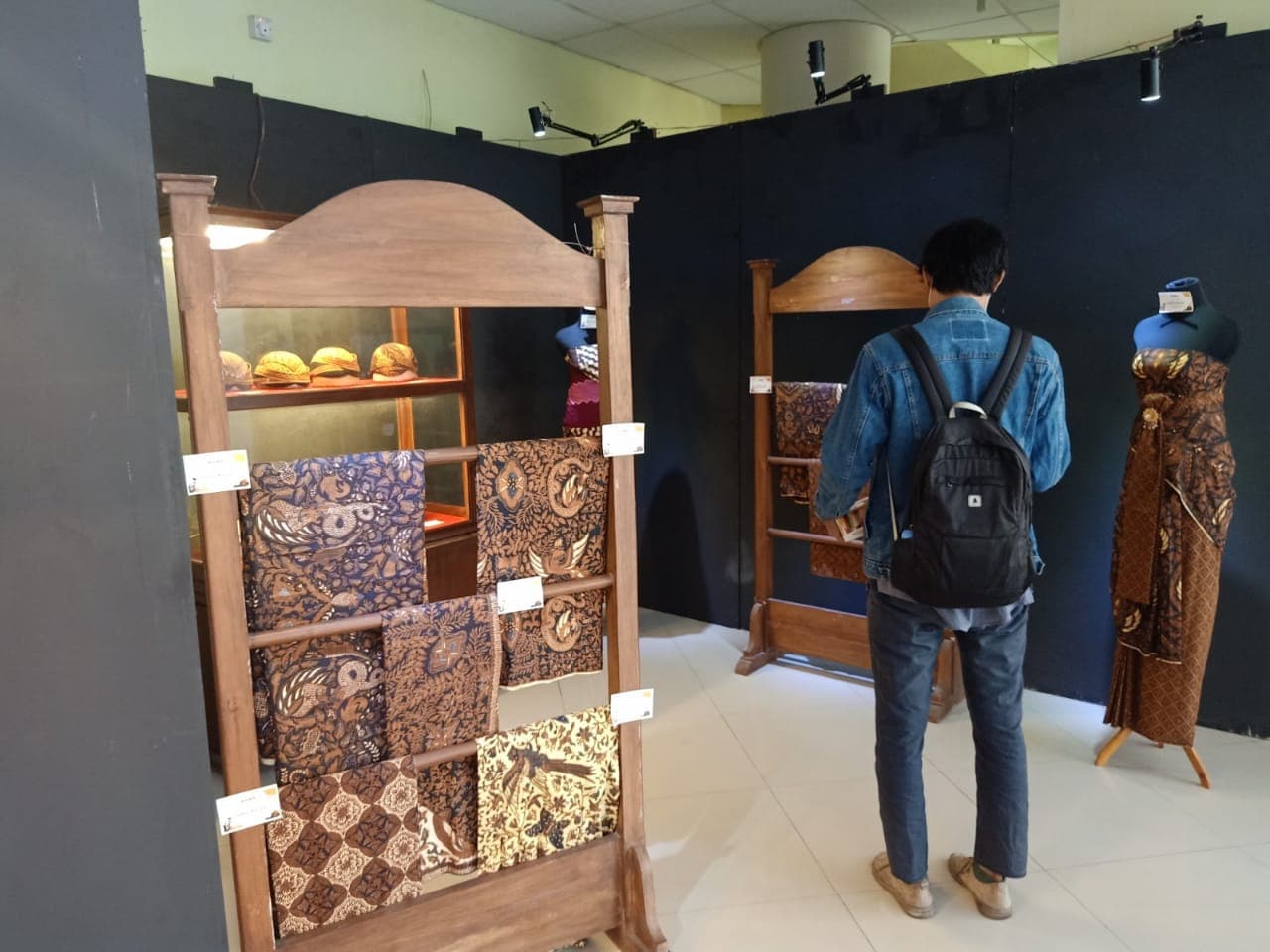 Prodi Desain Mode Batik ISI Surakarta Gelar Pameran dan Creative Webinar “Busana dan Batik Klasik Karaton Kasunanan Surakarta Hadiningrat”