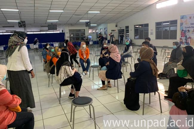 Unpad Kirim Mahasiswa untuk Bantu Proses Vaksinasi di Kab. Bandung