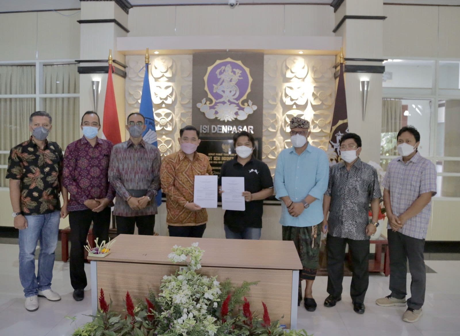 Gotong Royong Majukan Kebudayaan, ISI Denpasar-Mitra Tanda Tangani SPK Merdeka Belajar secara Driver Thru