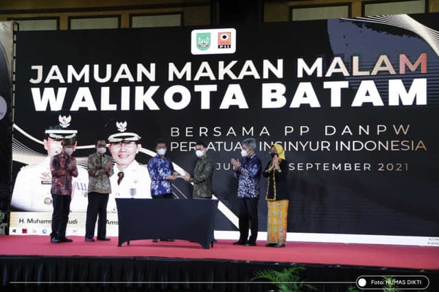 Tangkapan Lensa - Beri Kuliah Umum di Universitas batam (UNIBA), Plt. Dirjen Diktiristek Ungkap Pentingnya Kolaborasi Perguruan Tinggi dengan Industri