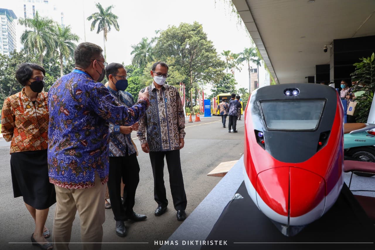 BUS LISTRIK UI INOVASI TRANSPORTASI MASSAL MASA DEPAN