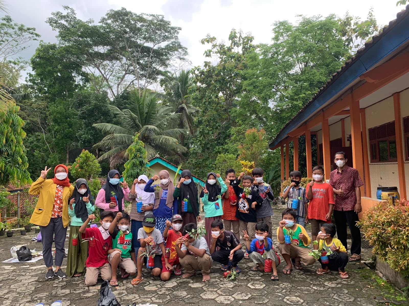 Untuk menjadi guru dan membagikan ilmu, tidak harus berlatar belakang jurusan pendidikan