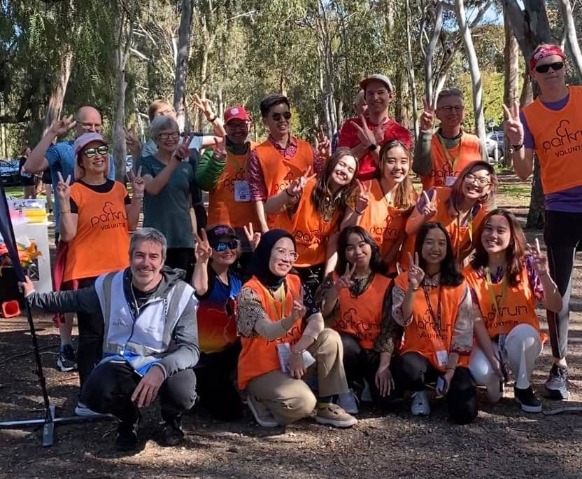 Berbatik Ria, Awardee IISMA Membawa Kemeriahan Hari Batik Nasional di Seluruh Dunia