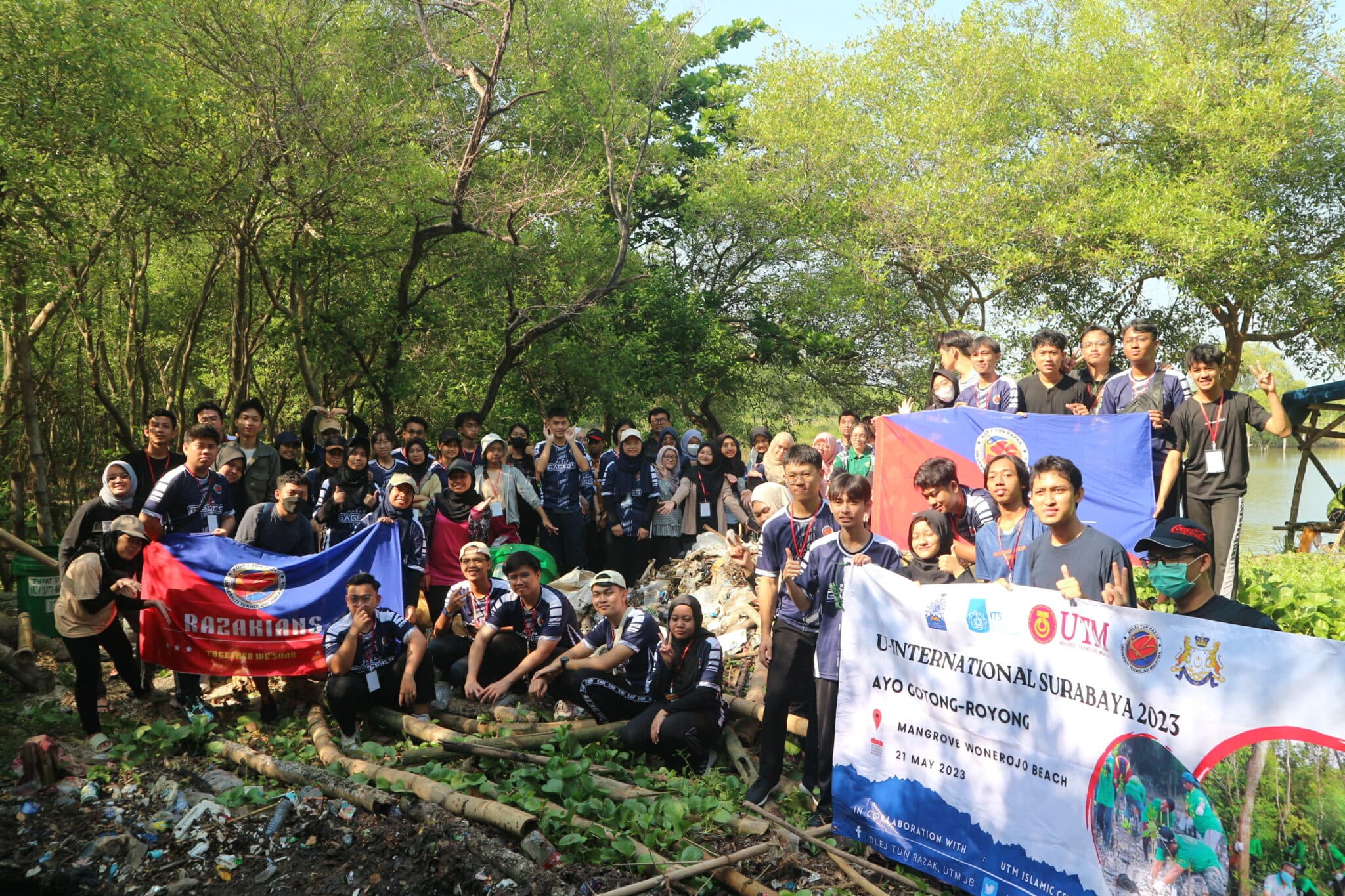 Saling Bersinergi, ITS dan UTM Bersihkan Sampah di Hutan Mangrove