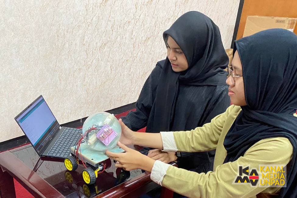 Melalui Program Kreativitas Mahasiswa Karsa Cipta (PKM-KC), Mahasiswa Unpad Rancang Robot Pengendali Larva Aedes Aegypti