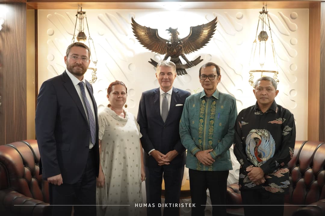 Tangkapan Lensa-Kegiatan Dirjen Diktiristek menerima Kunjungan Dubes Kroasia dan Delegasi Zagreb University, (20/10).