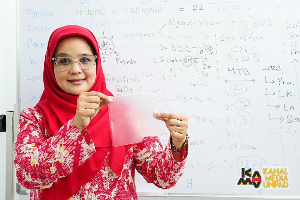 Dosen Unpad Buat Plastik Mudah Terurai dari Limbah Cangkang Udang