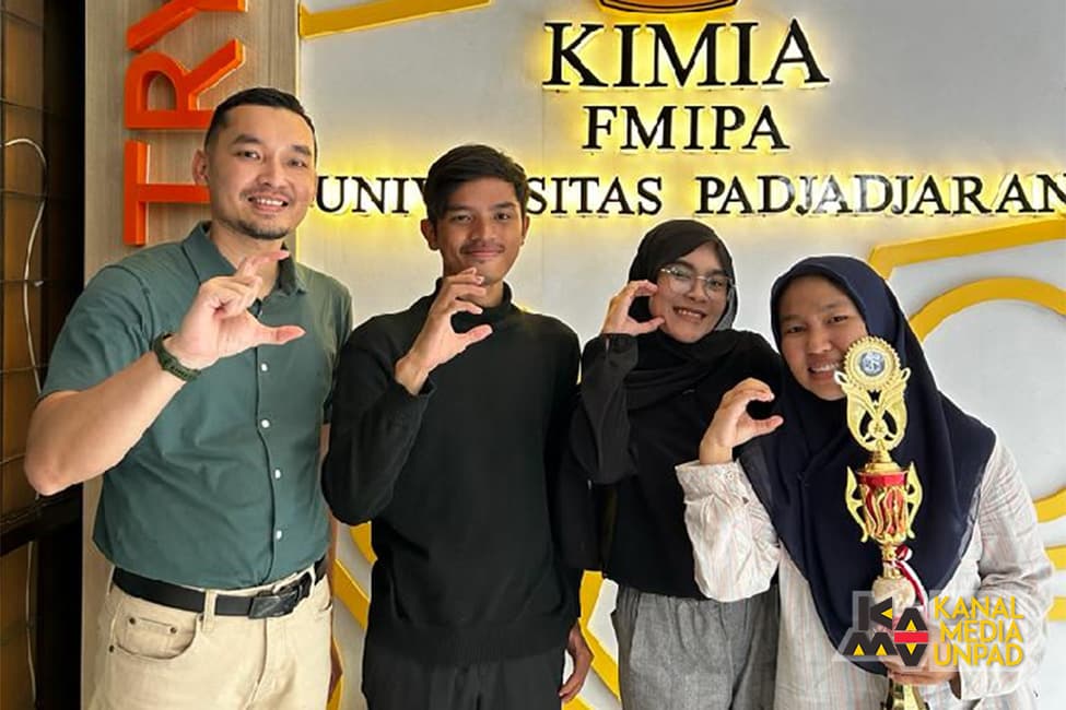 Gagas Sabut Kelapa untuk Sapu Limbah Tekstil, Tim Kimia Unpad Raih Juara I di UI