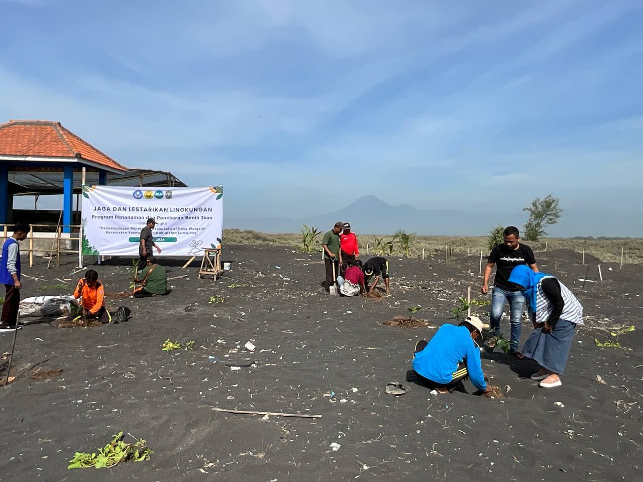 Jaga dan Lestarikan Lingkungan Wilayah Pesisir, LP2M UNEJ Gandeng Pokdarwis Desa Wotgalih Tanam 600 pohon dan Tebar 14 ribu Ikan
