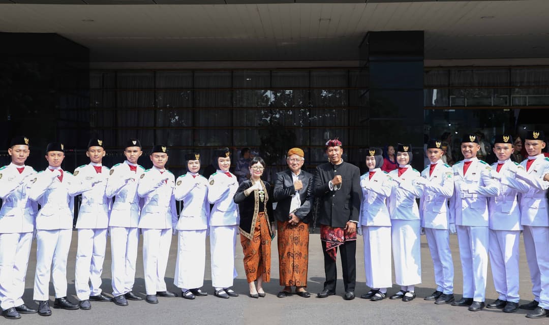 Menteri dan Wakil Menteri Pendidikan Tinggi, Sains, dan Teknologi mengikuti upacara peringatan Hari Sumpah Pemuda ke-96 di Halaman Kemendikbudristek, Senayan, Jakarta
