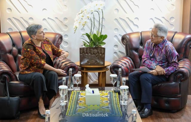 Pertemuan Mendiktisaintek dengan Dubes Australia