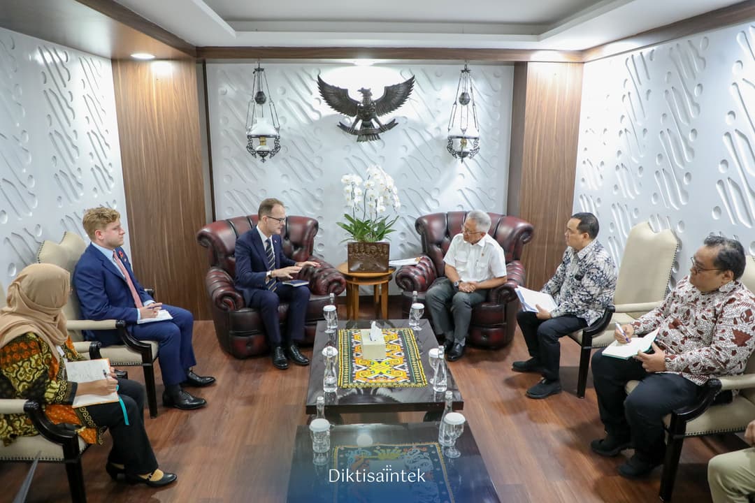 Pertemuan Mendiktisaintek dengan Dubes Inggris