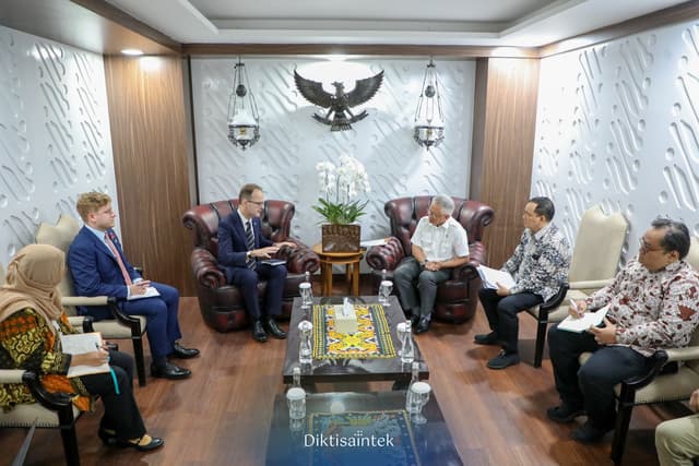 Pertemuan Mendiktisaintek dengan Dubes Inggris