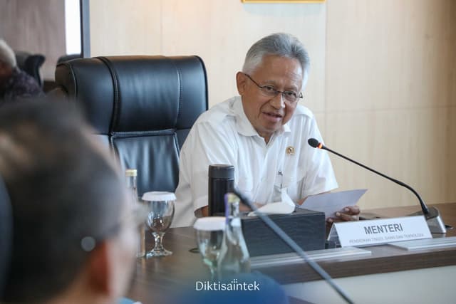 Pertemuan Mendiktisaintek dengan Forum Rektor Indonesia (FRI)