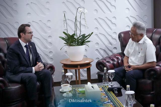 Audiensi Mendiktisaintek dengan Dubes Belarus