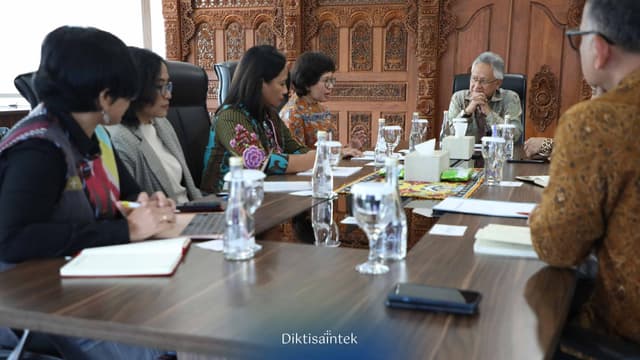 Audiensi Mendiktisaintek dengan Rektor Universitas Gadjah Mada