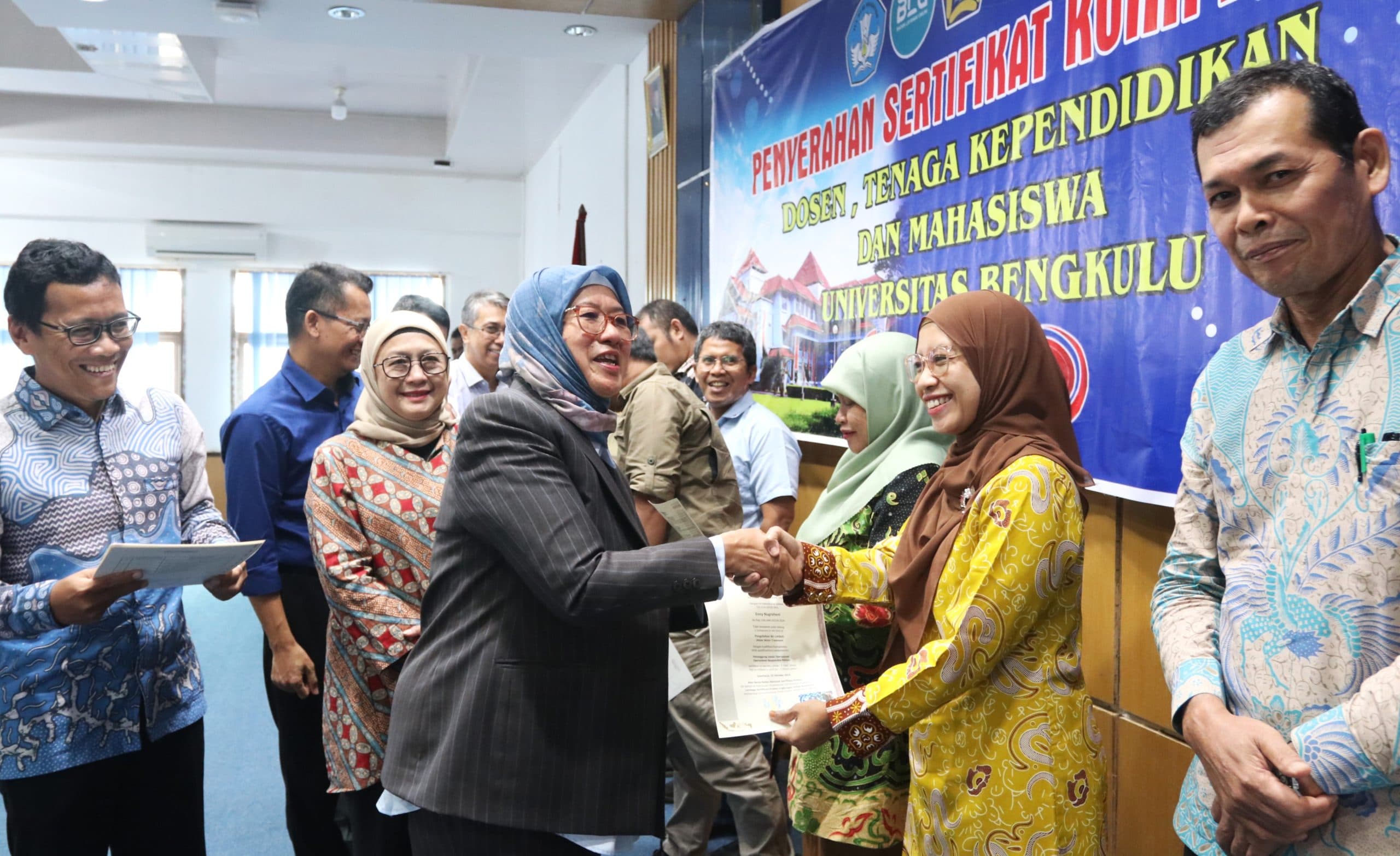 Universitas Bengkulu Serahkan Ribuan Sertifikat Kompetensi: Langkah Strategis Menuju Transformasi Pendidikan Tinggi