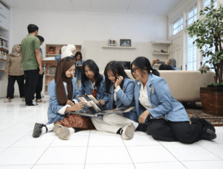 Mahasiswa Desain Media FSRD ISI Yogyakarta Kunjungi Istana Kepresidenan Yogyakarta