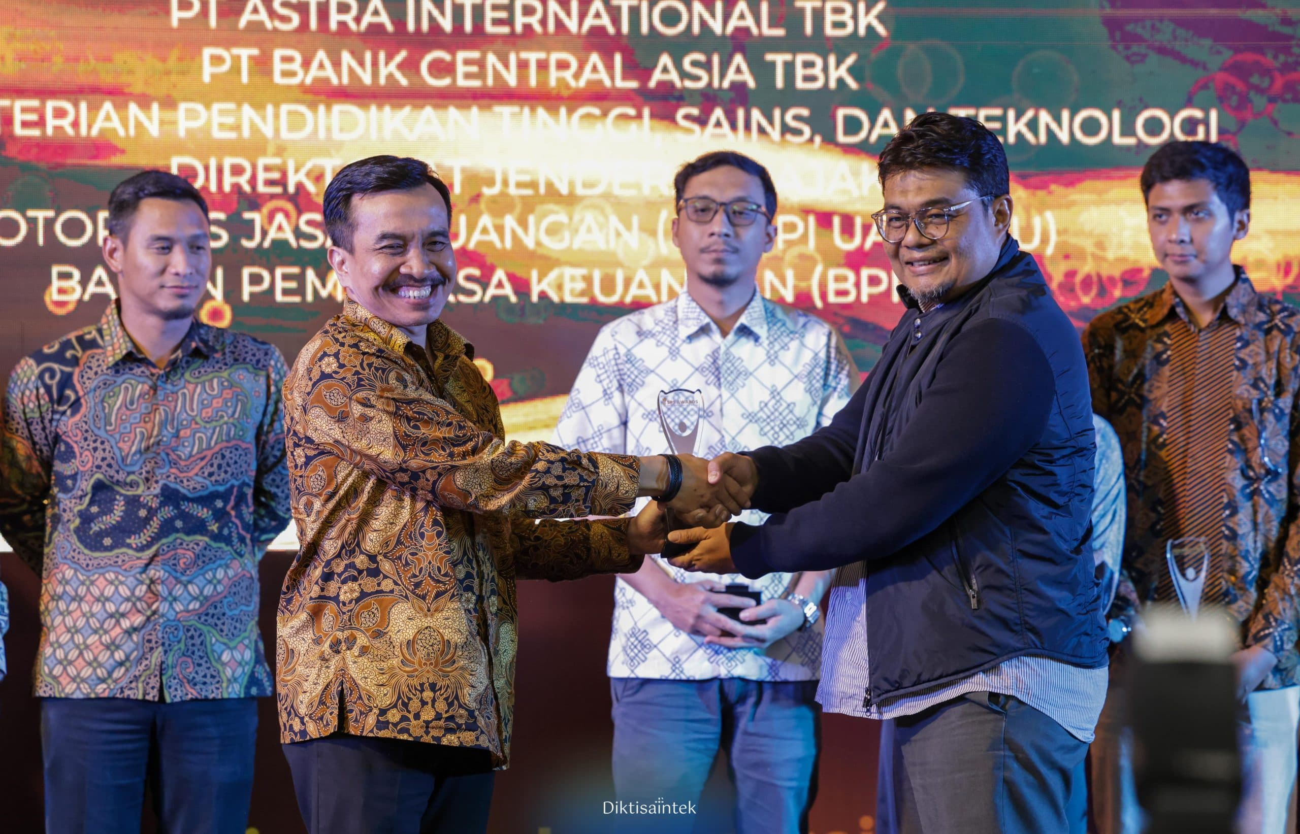 Media Sosial Kemdiktisaintek Raih Penghargaan SPS Awards 2025: Komitmen sebagai Sumber Informasi Publik yang Berdampak