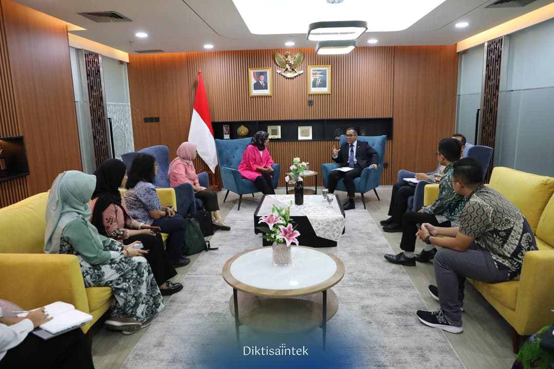 Audiensi Mendiktisaintek dengan Ibu Najeela Shihab