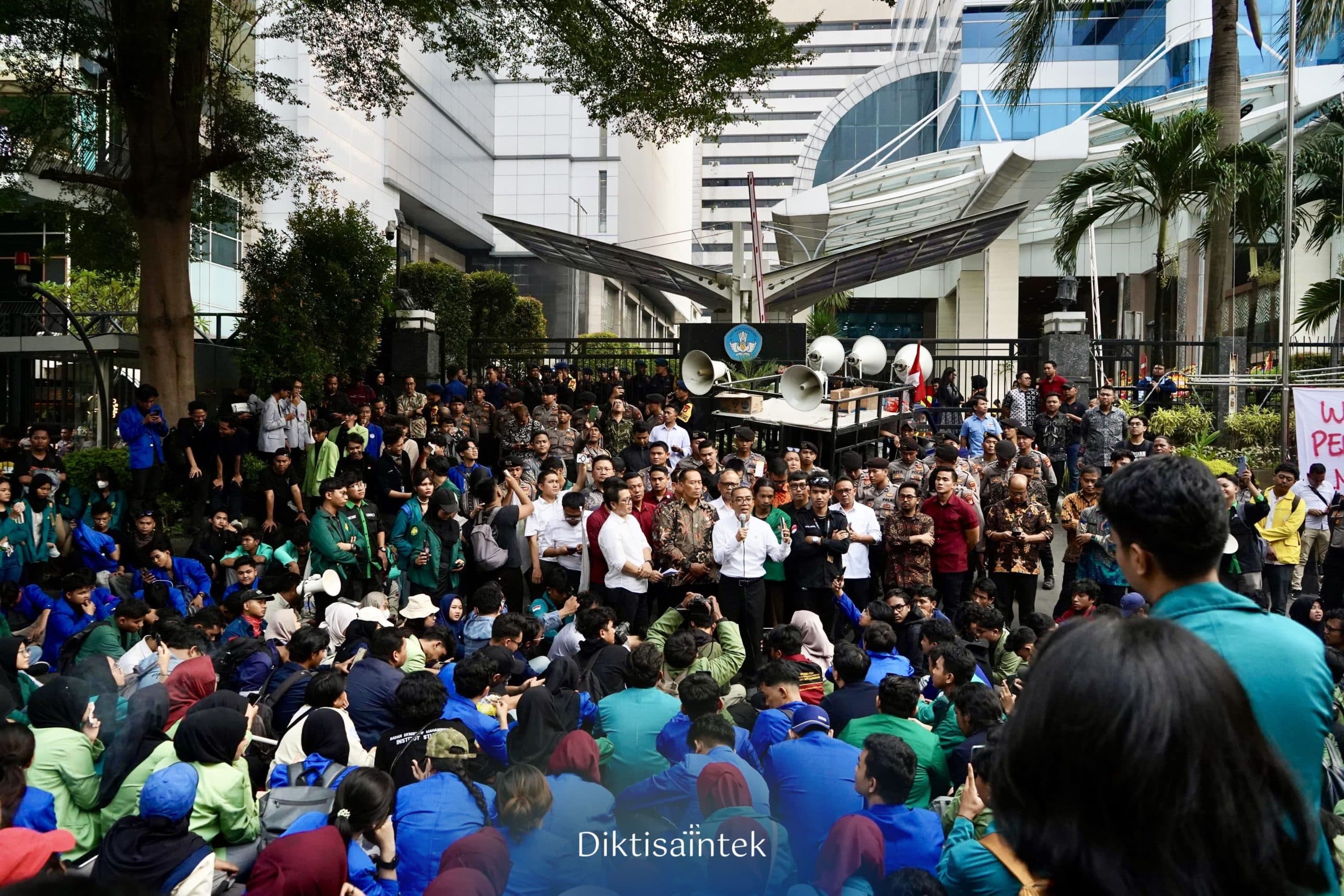 Hampiri Massa Aksi, Mendiktisaintek Berdialog dan Menerima Aspirasi Mahasiswa