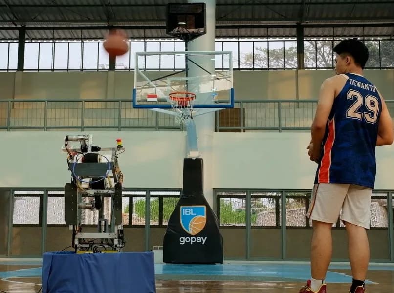 “Main Basket Lawan Robot? Robot Buatan UNDIP dapat Bikin Panik Pemain Basket Asli Lho!”