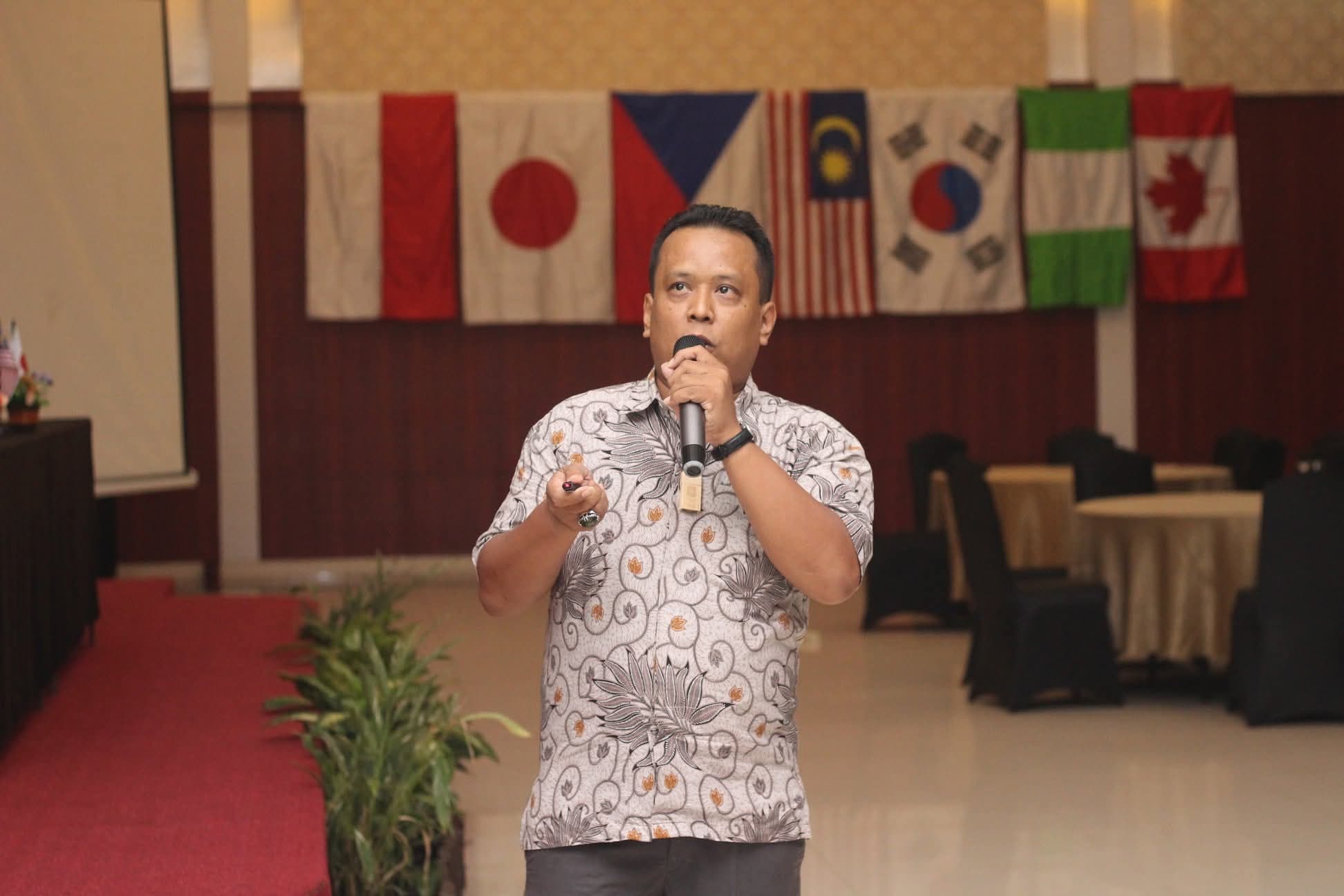 Prof. Agus Pramono Raih Best Paper Award di ICITTBT 2025, Kembangkan Implan Tulang dari Limbah Tulang dan Kaleng Bekas