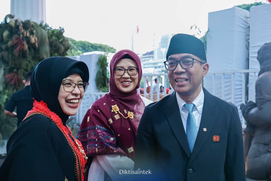 Mendiktisaintek dan Wamendiktisaintek Mengikuti Upacara Penurunan Bendera di Istana, Jakarta.