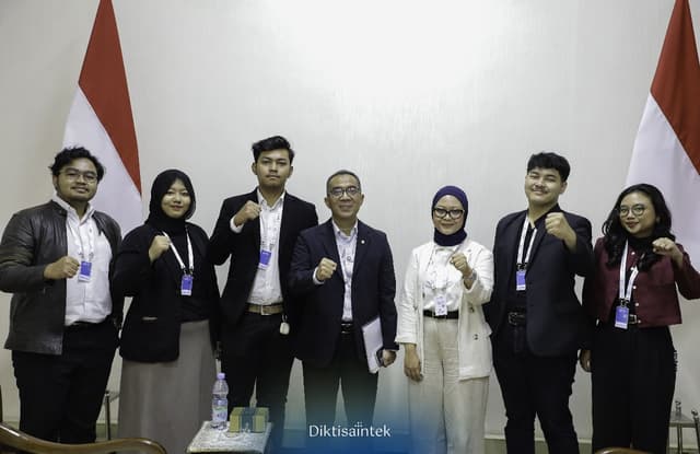 Brian Yuliarto menerima aspirasi dari perwakilan mahasiswa Badan Eksekutif Mahasiswa Institut Teknologi Bandung (BEM ITB)