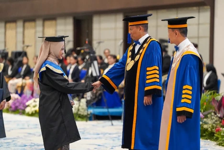 5.378 Lulusan UNDIP Ikuti Upacara Wisuda ke-179: Rektor Dorong Lulusan jadi Generasi Adaptif pada Teknologi namun Tetap Humanis