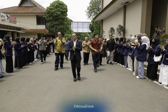 Mendiktisaintek melakukan kunjungan kerja ke beberapa Perguruan Tinggi Swasta di Garut serta memberikan kuliah umum di Institut Pendidikan Indonesia Garut.
