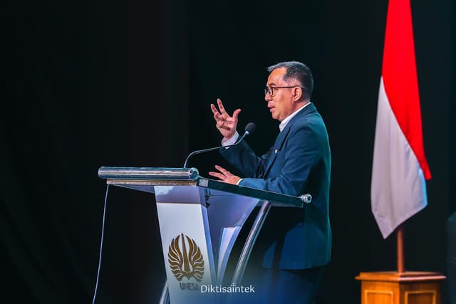 Mendiktisaintek Memberikan Arahan Pada Acara Temu Nasional FORTEI, SNTE, dan ICVEE 2025 di Universitas Negersi Surabaya