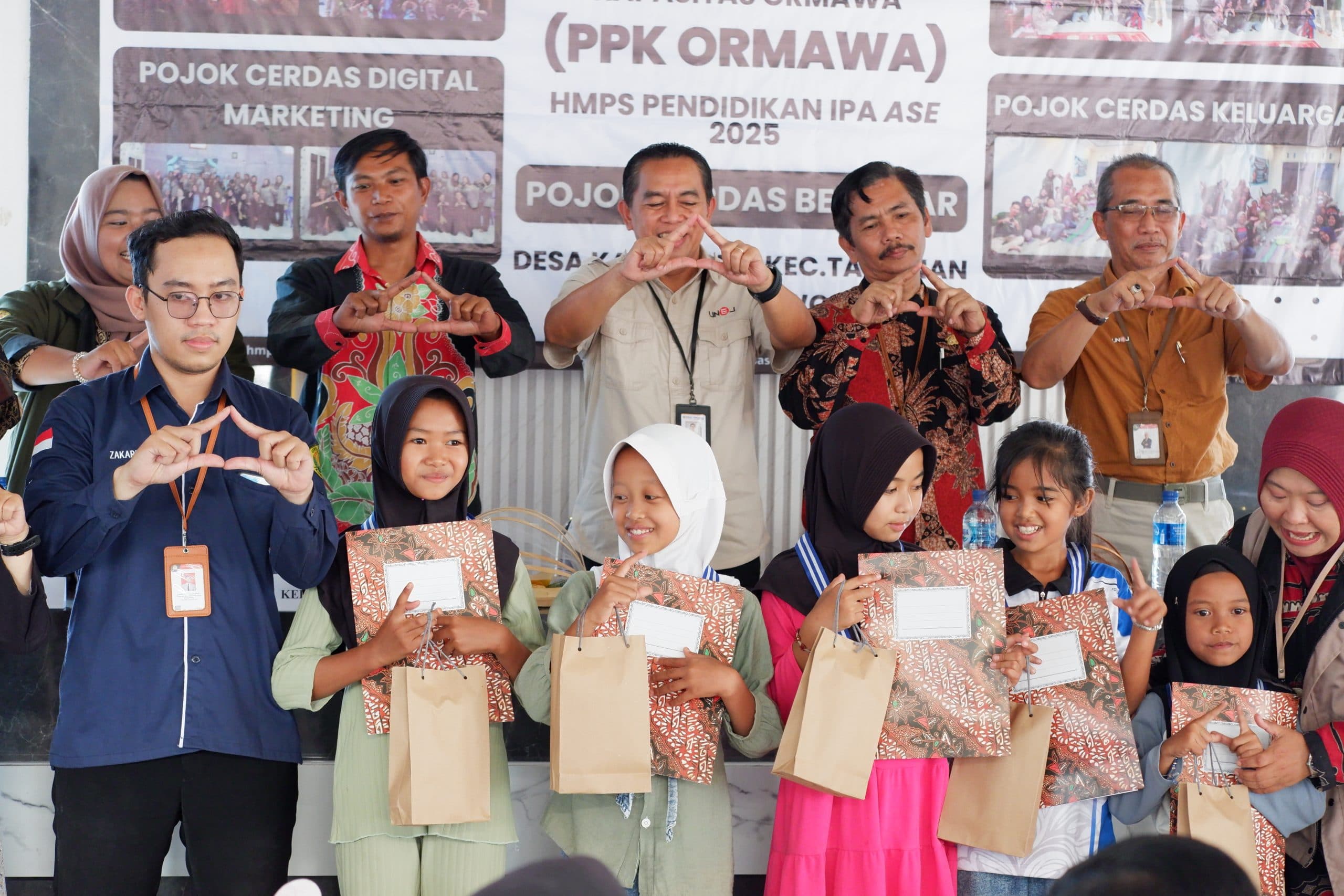 PPK Ormawa HMPS IPA ASE UNEJ, Luncurkan Program Pojok Cerdas Bersinar di Desa Kalianyar Kabupaten Bondowoso