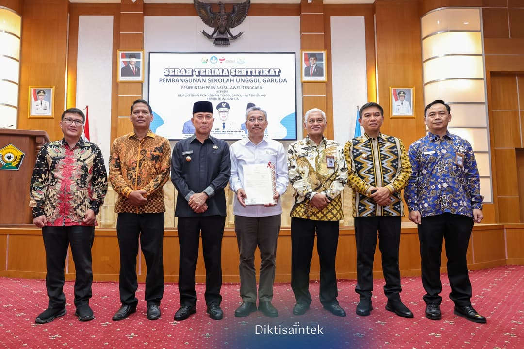 Penyerahan Sertifikat Lahan Calon Lokasi Sekolah Garuda di Sulawesi Tenggara.
