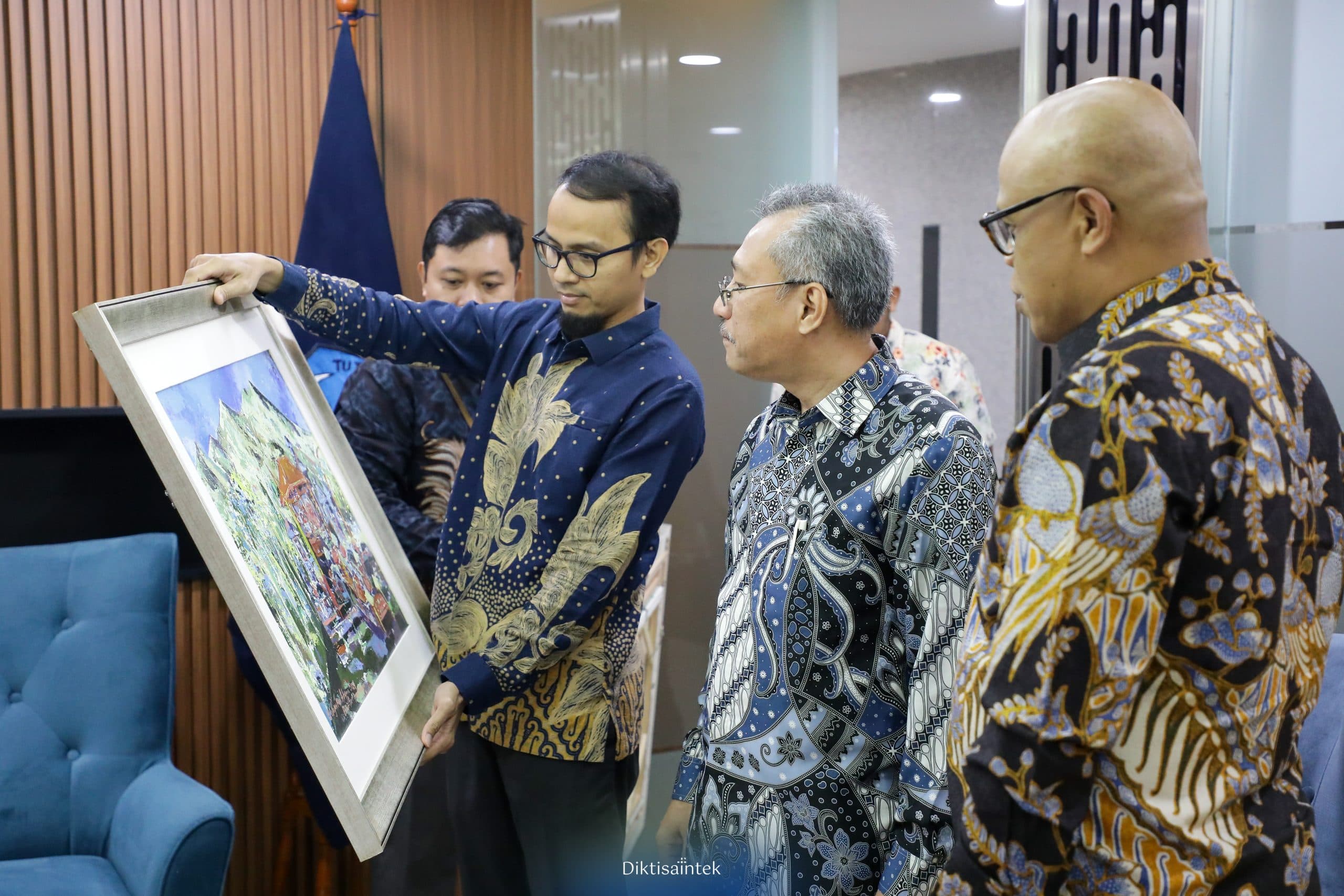 ISI Bali Serahkan Karya Seni kepada Kemdiktisaintek: Wujud Sinergi Seni, Sains, dan Teknologi