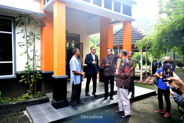 Mendiktisaintek dan Wamendiktisaintek mengunjungi PLTMH UMM