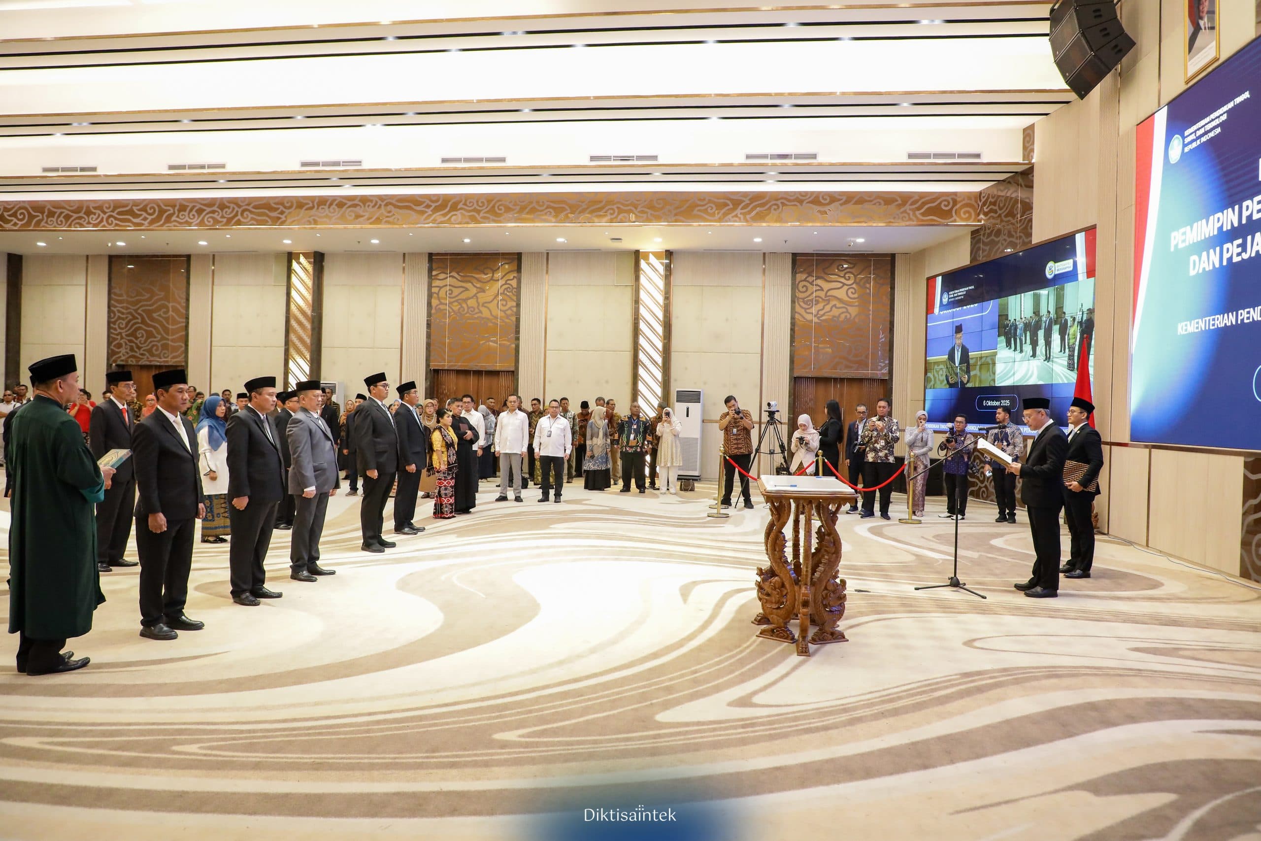 Kemdiktisaintek Lantik 11 Pemimpin Perguruan Tinggi dan Pejabat Administrator