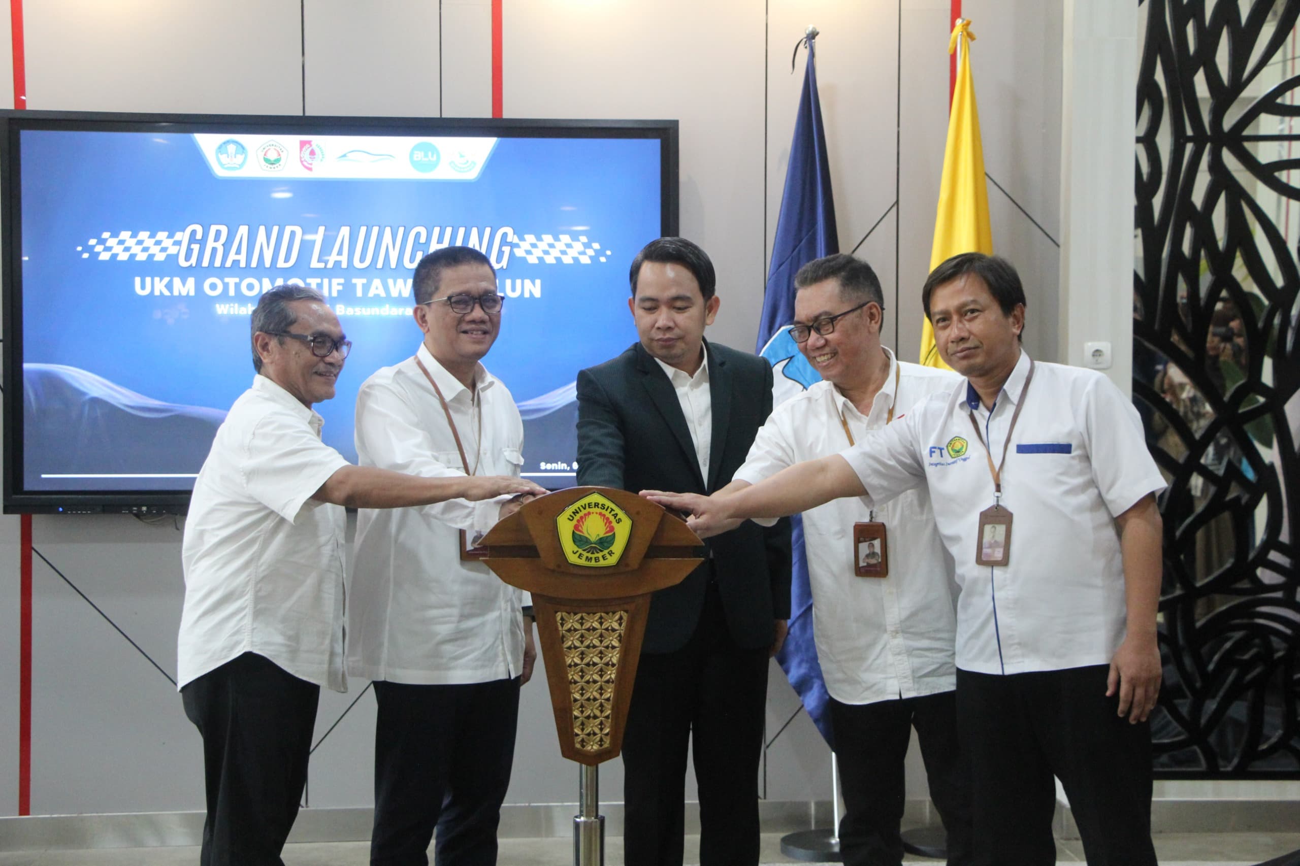 Rektor UNEJ dan Bupati Jember Launching Mobil Hemat Energi, Wilabrata DV dan Basundara E-Kart