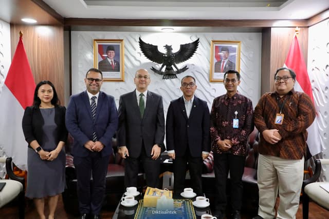 Mendiktisaintek Audiensi dengan Duta Besar Mesir