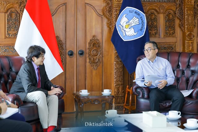 Kemdiktisaintek Jajaki Penguatan Riset Batang Kelapa Sawit, dan Peluang Beasiswa dengan Australia