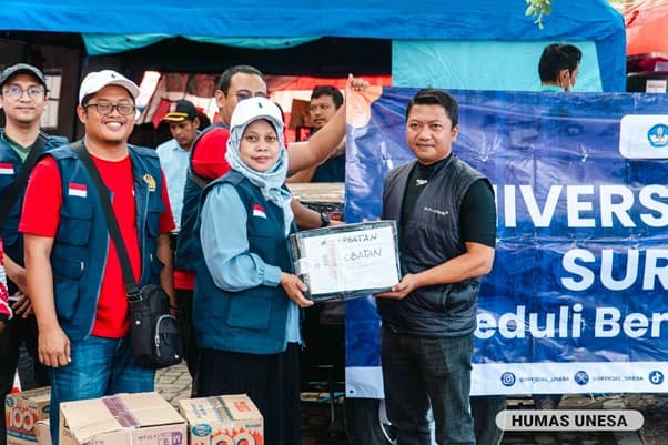 Disambut Gubernur Aceh, Relawan Unesa Salurkan Bantuan dan Beri Psikososial hingga Layanan Kesehatan bagi Warga Terdampak Banjir